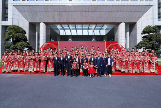 吉利创业32周年庆暨新远景SUV集体婚礼杭州总部举行